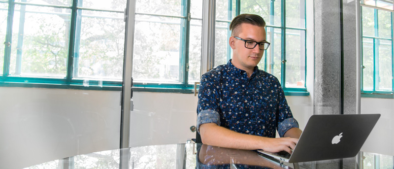 Thomas Schorn an seinem Mac